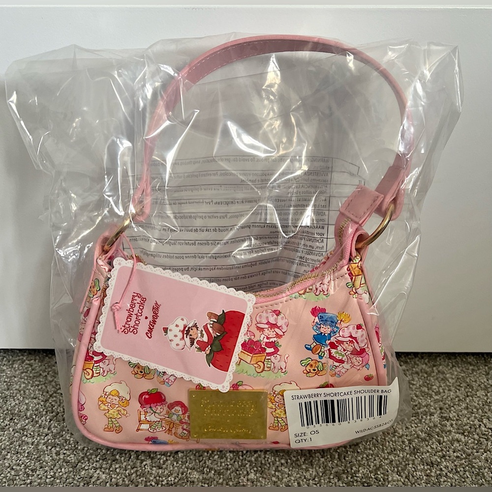 Strawberry Shortcake & Cakeworthy scented shoulder bag